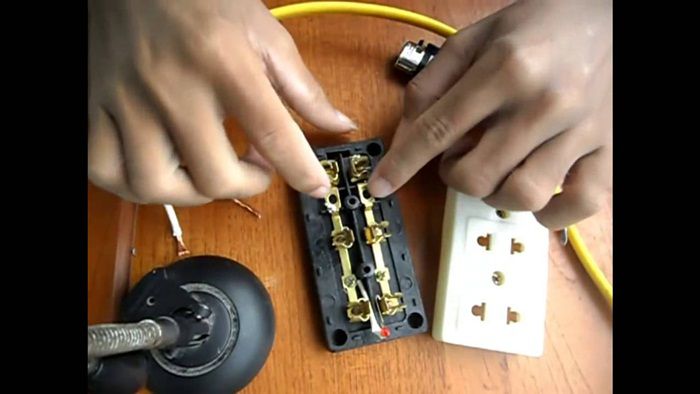 Cách Bảo Dưỡng Ổ Cắm Siemens Để Đảm Bảo Độ Bền Lâu Dài